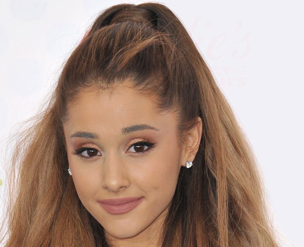Ariana Grande, Top 10 Most Followed Accounts On Instagram (Top10archives.com)