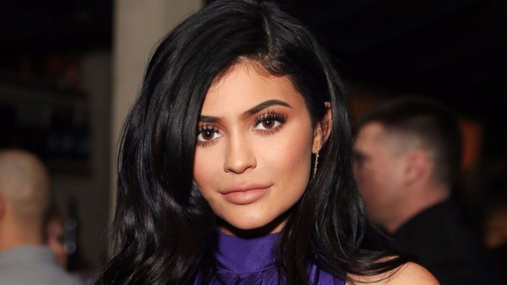 Kylie Jenner, Top 10 Most Followed Accounts On Instagram (Top10archives.com)