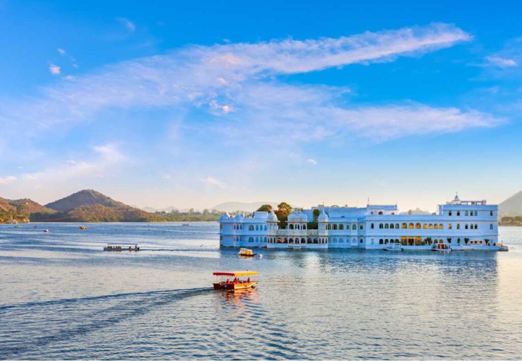 LAKE PICHOLA, INDIA Beautiful Lakes (top10archives.com)
