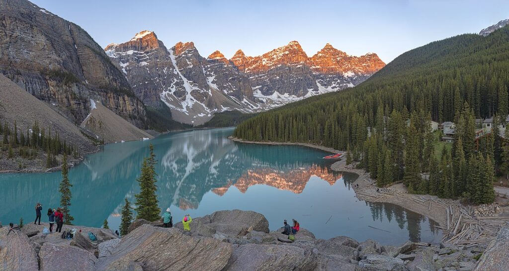 1. MORAINE LAKE, CANADA Beautiful Lakes (top10archives.com)