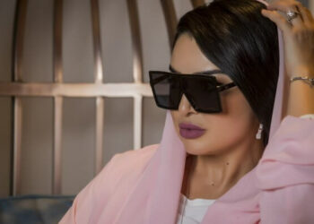 How to Wear Square Glasses Like a Professional