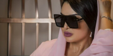 How to Wear Square Glasses Like a Professional